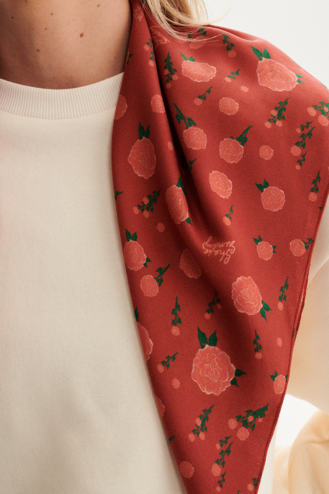 RED ROSE SCARF