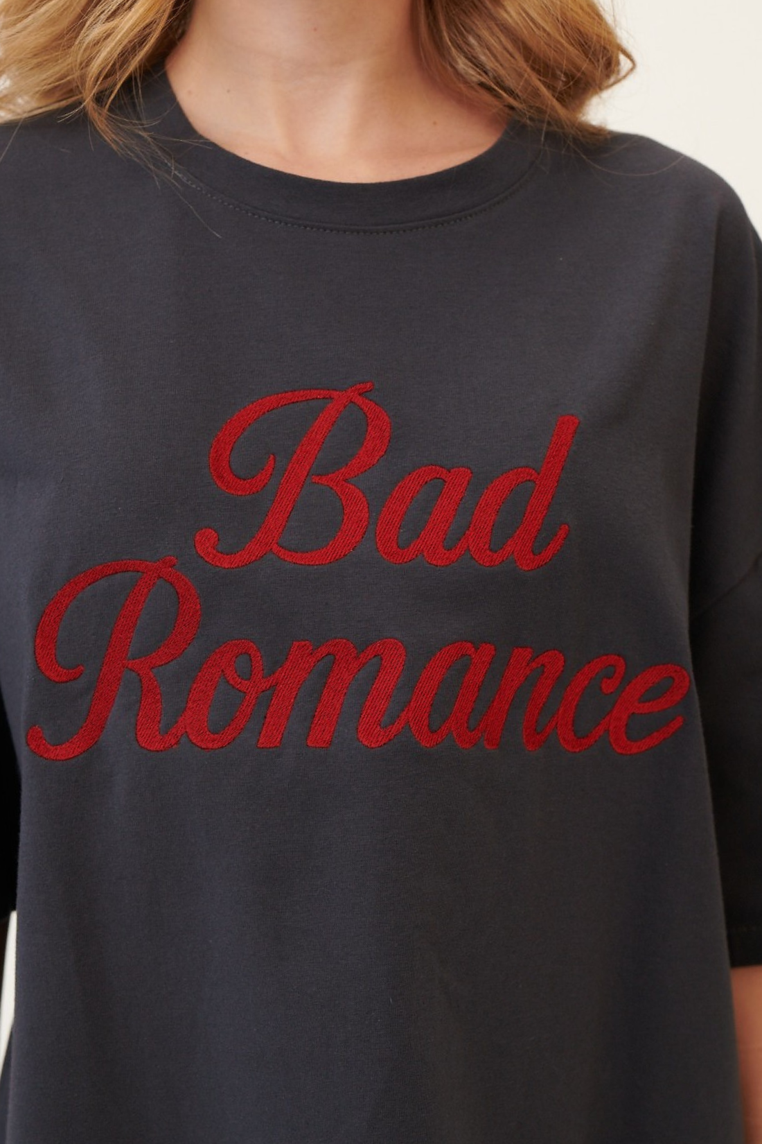 T-SHIRT BOXY BAD ROMANCE SZARY