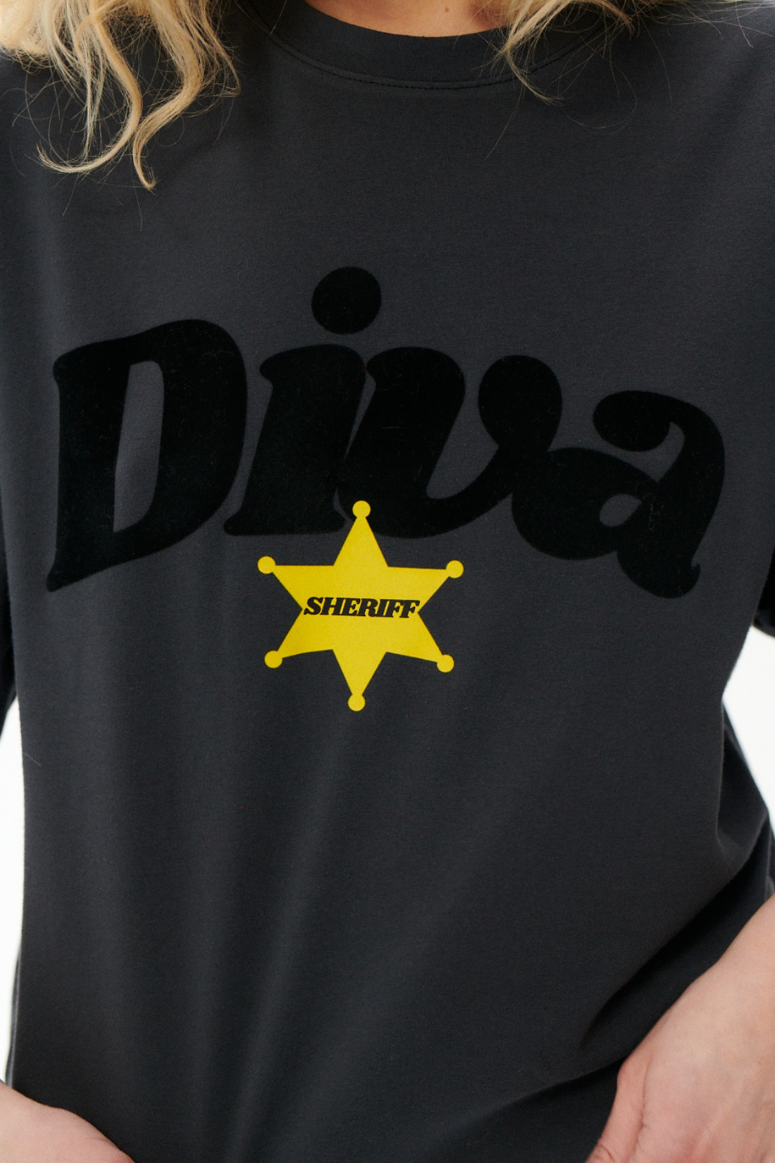 T-SHIRT DIVA SZARY